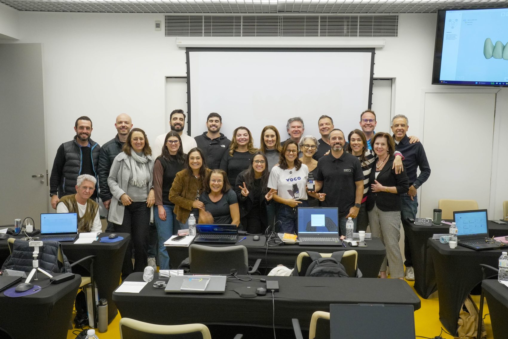 Turma EOD no laboratório
